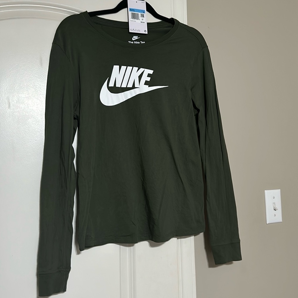 Women’s olive green long sleeve Nike shirt